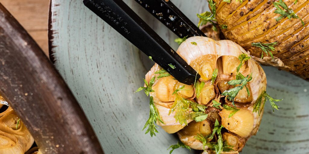 Rigo Macías - Receta Patatas Hasselback con lima y ajo asado