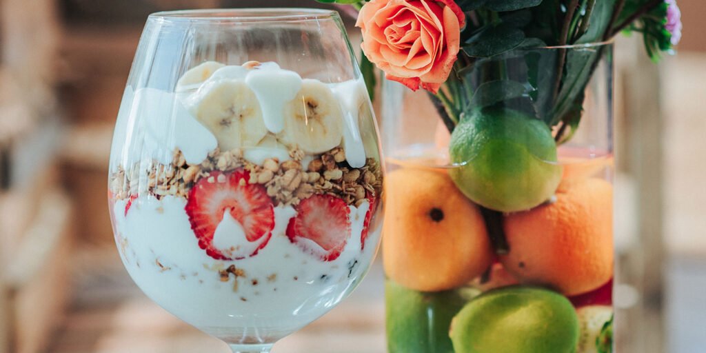 Parfait de granola con fresa y plátano - Postre