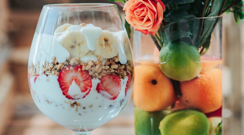 Parfait de granola con fresa y plátano - Postre