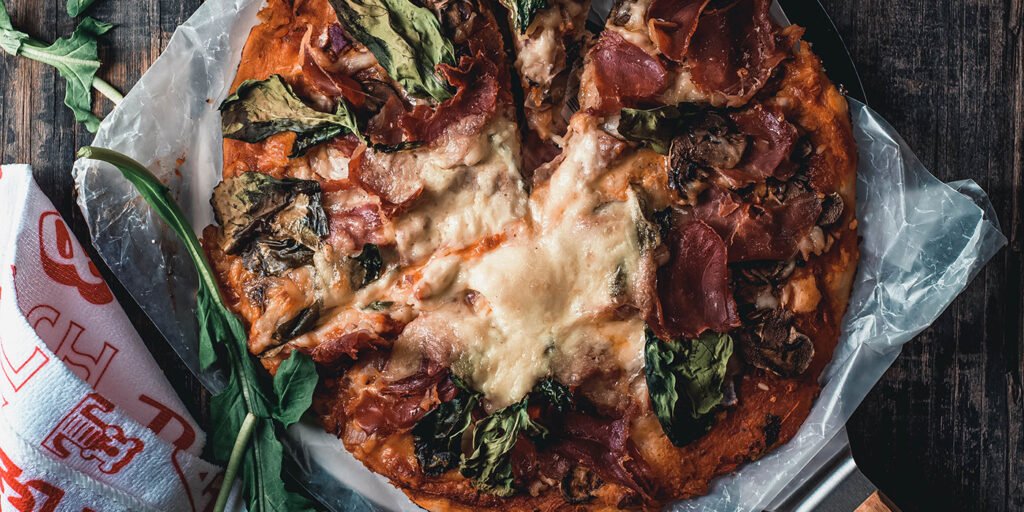 Pizza de burrata, rúcula, jamón ibérico y champiñones