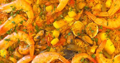 Paella con coco, hongos y langostinos