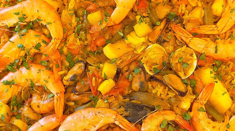 Paella con coco, hongos y langostinos