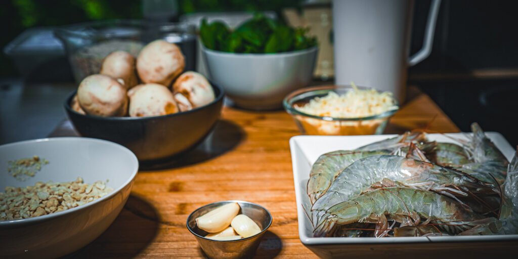 Risotto cremoso con champiñones al pesto y gambas