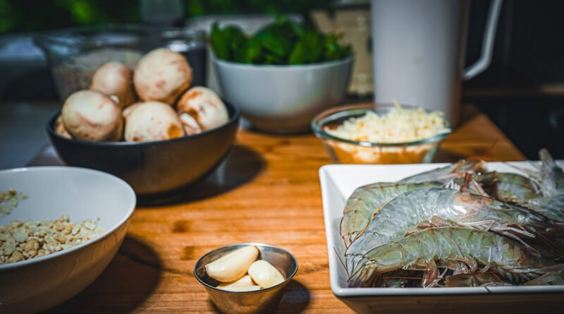 Risotto cremoso con champiñones al pesto y gambas
