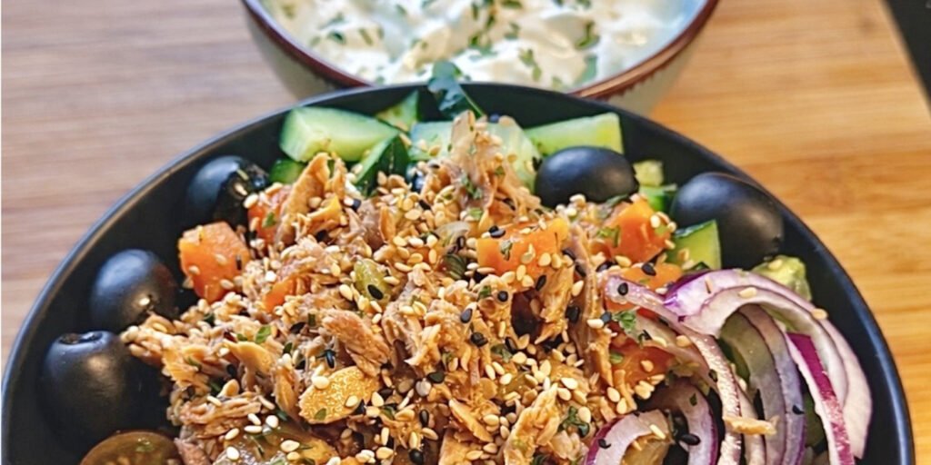 Bowl mediterráneo con atún: sabor, salud y buen humor en un solo plato