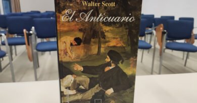 Una trama enrevesada, latín y diálogo con el lector