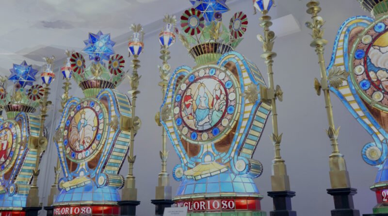 La Blanca se ilumina entre faroles, vidrieras y colores