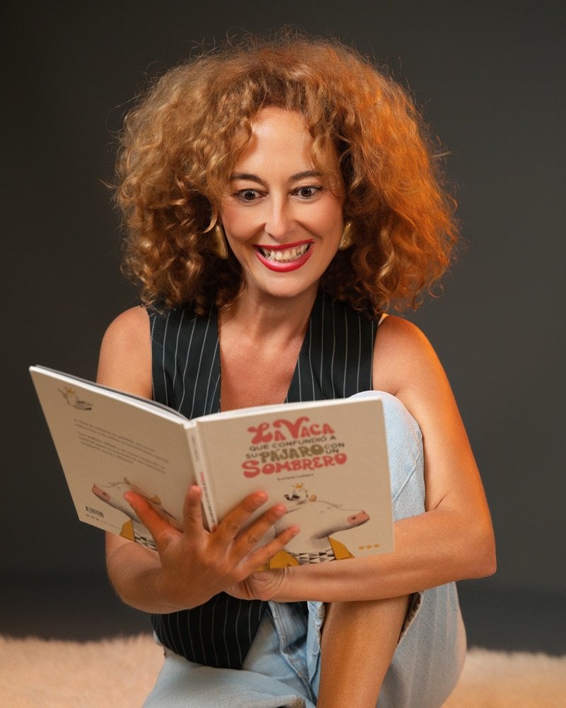Arantza Cordero con un libro