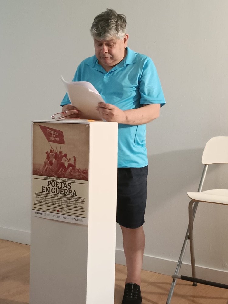 Txema Imaz leyendo durante un acto