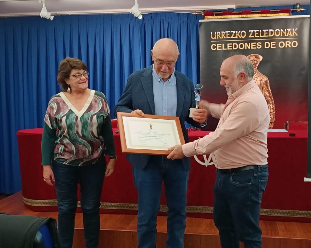 José Julián Letona recibiendo la bienvenida como miembro de Celedones de Oro